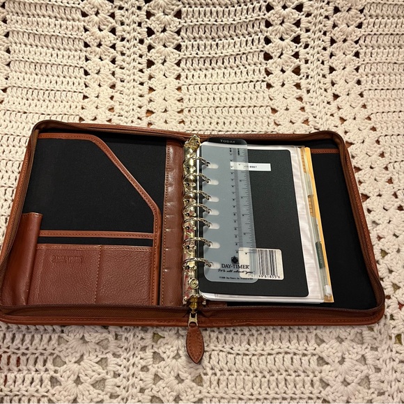 Day-Timer Vintage Green and Brown Leather Zipper Planner/Calendar - Picture 6 of 16